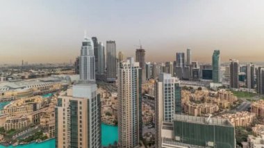 Büyük, fütüristik bir şehrin gökyüzü çizgisi. Gökdelenleri ve geleneksel evleri olan iş hanı ve şehir merkezi bölgesi. Hava sisli. Dubai, Birleşik Arap Emirlikleri