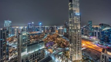 Büyük, fütüristik şehir gecesinin panoramik görüntüsü. Gökdelenleri ve geleneksel evleri olan iş sahası ve şehir merkezi bölgesi, Dubai, Birleşik Arap Emirlikleri silueti.