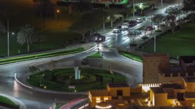 Dubai şehir merkezindeki kavşakta yoğun trafik var. Hava sahasında. Birçok araba kavşakta ilerliyor, BAE
