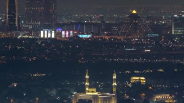 Dubai 'nin Deira ve Creek semtleri civarındaki binalar. Gökyüzü manzaralı yüksek kuleler ve camii. Dubai, BAE.