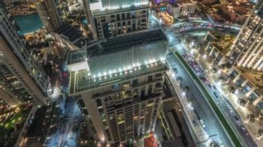 Göksel panoramik, büyük, fütüristik bir şehrin gece zaman çizelgesine bakıyor. Dubai, Birleşik Arap Emirlikleri 'nin gökdelenleri ve geleneksel evleri olan iş sahası ve şehir merkezi..