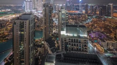 Panorama, büyük, fütüristik şehir gece zaman çizelgesini gösteriyor. Dubai, Birleşik Arap Emirlikleri 'nin gökdelenleri ve geleneksel evleri olan iş sahası ve şehir merkezi..