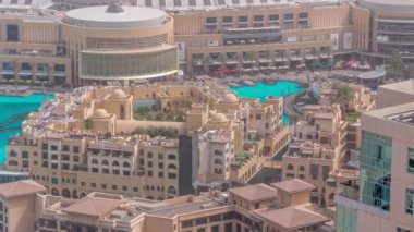 Dubai şehir merkezinde eski bir şehir, alışveriş merkezi ve modern fütüristik mimari hava zaman dilimi ile. Eski şehir merkezine bak