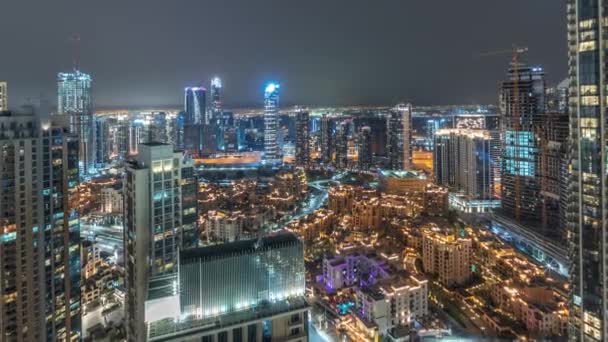 大きな未来的な都市の夜のタイムラプスの空中パノラマビュー 高層ビルや伝統的な住宅が多いビジネスベイとダウンタウン地区 ドバイ アラブ首長国連邦スカイライン — ストック動画