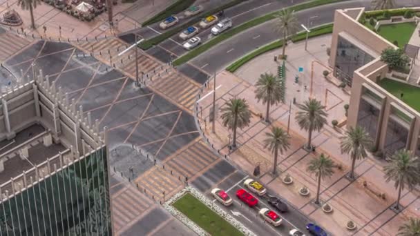 Dubai Şehir Merkezindeki Yol Kavşağında Yoğun Trafik Var Palmiyelerle Dolu — Stok video