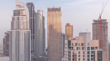 Büyük, fütüristik bir şehrin gökyüzü çizgisi. İş sahası ve şehir merkezi, gökdelenleri ve trafiği olan Dubai, Birleşik Arap Emirlikleri.