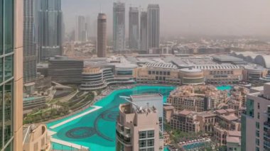 Dubai şehir merkezinde fıskiyeler ve modern fütüristik mimari ile tüm gün boyunca gölgelerin hızlı hareket ettiği hava zaman dilimi. Eski şehir ve alışveriş merkezi olan gökdelenlere panoramik manzara