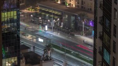 Dubai şehir merkezindeki yol kavşağında yoğun bir trafik var. Birçok araba BAE restoranının yakınından geçiyor. Gökdelenler arasında görünüm