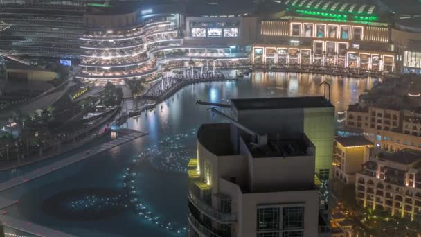 迪拜长廊歌唱的源头背景是旧城空中穿行的放射房屋 在购物中心附近看表演的人 — 图库视频影像