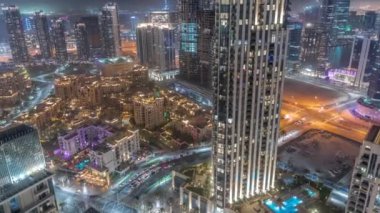 Business Bay ve Downtown semtinin hava panoramik manzarası. Dubai, Birleşik Arap Emirlikleri 'nin gökdelenleri ve geleneksel evleri ile büyük fütüristik şehir gecesi zaman çizelgesi.