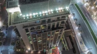 Havadan bakıldığında, büyük bir gelecekçi şehir gece zaman dilimi görünüyor. Dubai, Birleşik Arap Emirlikleri 'nin gökdelenleri ve geleneksel evleri olan iş sahası ve şehir merkezi..