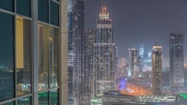 Dubai şehir merkezi ve modern fütüristik mimari gece zaman çizelgesi. Finans bölgesi ve alışveriş merkezi olan gökdelenlere bak