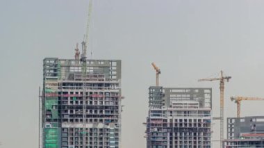 İnşaat halindeki uzun binalar ve şehir merkezindeki vinçler. Yeni kulelerin ve gökdelenlerin inşaat sahasında çalışma ilerlemesi.