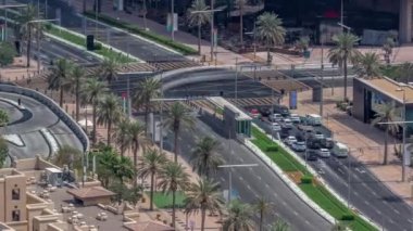 Dubai şehir merkezindeki yol kavşağında yoğun trafik var. Birçok araba alışveriş merkezi yakınlarındaki kavşakta ilerliyor, BAE