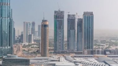Dubai şehir merkezinde modern fütüristik mimari hava zaman ayarlı. Alışveriş merkezinin çatısı olan finans bölgesindeki gökdelenlere en iyi manzara