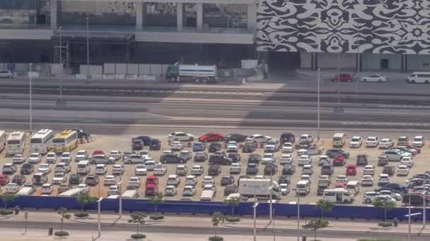 Luftaufnahme Eines Parkplatzes Mit Vielen Autos Und Bussen Ein Blauer — Stockvideo