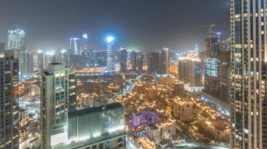 Tüm gece boyunca şehrin panoramik görüntüsü. Işıklar kapalıyken. Dubai, Birleşik Arap Emirlikleri 'nin gökdelenleri ve geleneksel evleri olan iş sahası ve şehir merkezi..