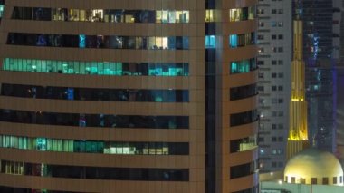 Barsha Heights bölgesindeki cami ve gökdelenler. Ofis kulesinin parlayan camları var. Akşam aydınlığıyla Dubai silüeti