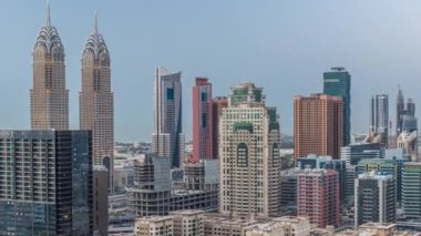 Barsha Heights bölgesindeki gökdelenler ve Greenens bölgesindeki alçak binalar hava gününden geceye geçiş zamanları. İnternet şehir kuleleri ile Dubai silueti