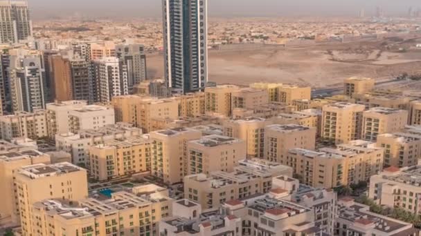 格林斯区的低层大楼和巴沙高地区的摩天大楼在空中穿行 迪拜的天际线 后面有别墅 — 图库视频影像