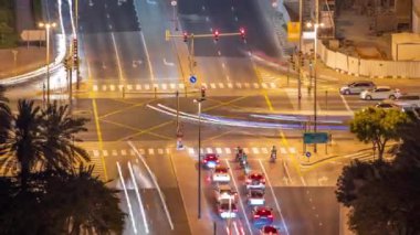Barsha Heights ile Yeşiller Bölgesi arasında bir kavşakta trafik vardı. Dubai silueti kavşağında bir sürü araba var.