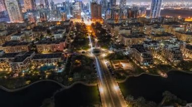 Barsha Heights bölgesindeki gökdelenlerin ve Greenens bölgesindeki alçak binaların panoraması. Dubai ufuk çizgisi aşağı bak