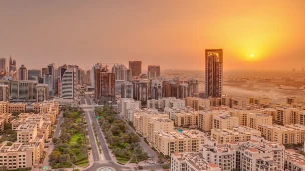 Soluppgång Över Skyskrapor Distriktet Barsha Heights Och Låga Byggnader Gröna — Stockvideo