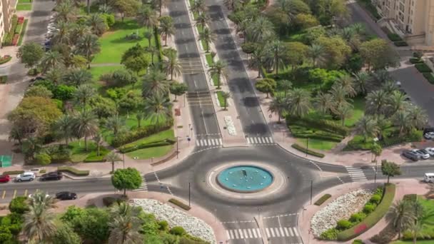 Trafik Vägkorsning Med Rondellen Mellan Barsha Heights Och Gröna Distriktet — Stockvideo