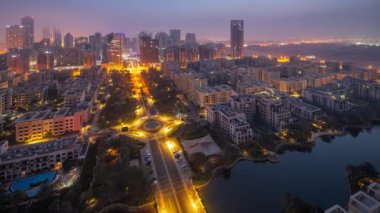 Barsha Heights bölgesindeki gökdelenler ve Greenens bölgesindeki alçak binalar gece gündüz geçiş zamanları. Dubai ufuk çizgisi sabah sisi ile gün doğumunda