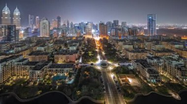 Barsha Heights bölgesindeki gökdelenleri ve Greenens bölgesindeki alçak binaları gösteren panorama. Palmiyeler ve ağaçlarla Dubai silueti