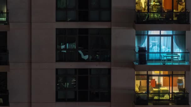 Okna Apartamentowca Nocy Timelapse Wiat Wietlonych Pokojach Dom Fotelami Balkonie — Wideo stockowe
