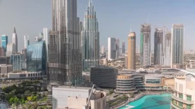 Dubai şehir merkezi havadaki çeşmenin etrafındaki en uzun gökdelenler. Yukarıdan gelen trafiğin yoğun olduğu yeni kulelerin ve yolların inşa edildiği yer