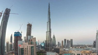 Dubai şehir merkezi manzarası en uzun gökdelenler panorama havadan geceye geçiş zamanı. Yukarıdan gelen trafiğin yoğun olduğu yeni kulelerin ve yolların inşa edildiği yer