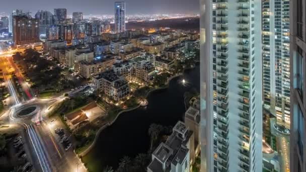 Staw Niskie Budynki Dzielnicy Zielonych Powietrza Nocy Timelapse Dubajskie Wieżowce — Wideo stockowe