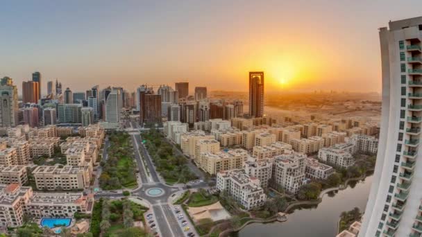 Soluppgång Över Skyskrapor Distriktet Barsha Heights Och Låga Byggnader Gröna — Stockvideo