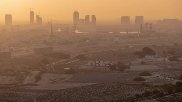 Dubajska Panorama Willowymi Domami Placem Budowy Nowych Wież Tle Pomarańczowego — Wideo stockowe