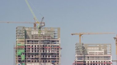 Vinçler yeni gökdelenlerin zaman çizelgesini oluşturmaya çalışıyor. Yüksek kulelerin ve bina faaliyetlerinin kentsel gelişimi