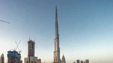 Dubai şehir merkezinin panorama 'sı. Hava gününden geceye geçiş zamanlarında en yüksek gökdelenler. Yukarıdan gelen trafiğin yoğun olduğu yeni kulelerin ve yolların inşa edildiği yer