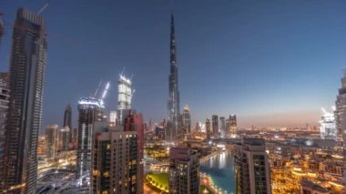 Dubai şehir merkezi gökdelenleri havadan geceye geçiş panoramik zaman çizelgesine göre en uzun gökdelenler. Yukarıdan gelen trafiğin yoğun olduğu yeni kulelerin ve yolların inşa edildiği yer
