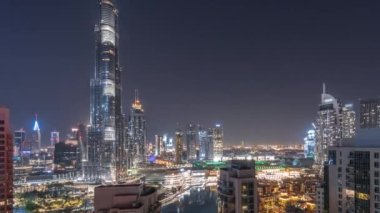 Dubai şehir merkezi gökdelenleri en yüksek gökdelenler gökyüzü zaman çizgisi tüm gece boyunca. Yeni kulelerin ve işlek yolların inşa edildiği ve yukarıdan ışıkların kapandığı bir inşaat sahası