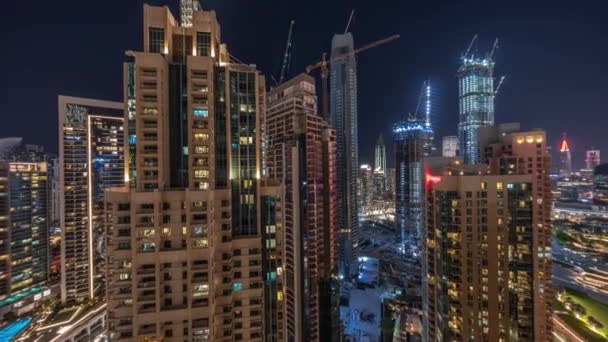 空中的全景城市景观随着迪拜市中心明亮的建筑而消失 许多高耸的摩天大楼和有闪亮窗户的塔楼 新建筑工地 — 图库视频影像