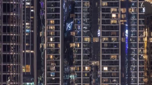 Νυχτερινή Άποψη Του Πολλά Λαμπερά Παράθυρα Στην Πολυκατοικία Timelapse Ουρανοξύστης — Αρχείο Βίντεο