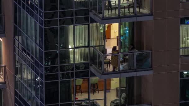 Noční Pohled Zářící Panoramatická Okna Bytovém Domě Timelapse Vysoký Mrakodrap — Stock video