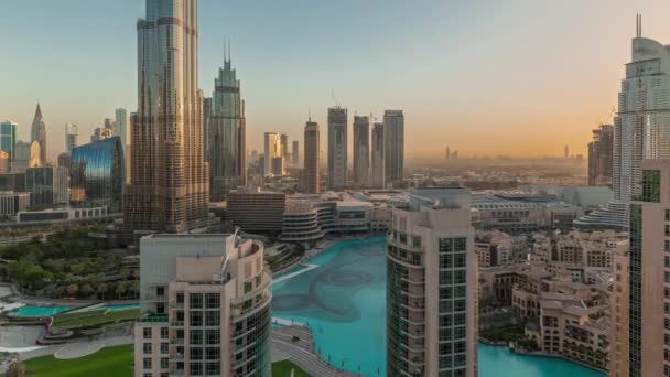 在日出时分 迪拜市中心的城市景观 空中飞驰而过 摩天大楼高耸入云 太阳在塔后面升起 上上下下繁忙的道路 — 图库视频影像