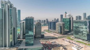Dubai 'de su kanalı panoramik zaman çizelgesine sahip Business Bay gökdelenleri. Karmaşık kullanım geliştirme ile konut ve ofis kuleleri aynı ayak izini paylaşıyor
