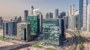 İnşaat alanı ve yol trafiği zaman ayarlı Dubai İş Sahası gökdelenleri. Karmaşık kullanım geliştirme ile konut ve ofis kuleleri aynı ayak izini paylaşıyor