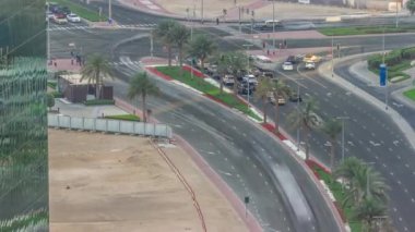 Dubai Ticaret Koyu zaman diliminde bir kavşakta şehir trafiğinin hava görüntüsü. Yukarıdan yol kesişmesi, birçok arabanın otomobil trafiği, ulaşım hareketi