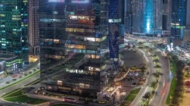 Business Bay Dubai kavşağındaki trafik kavşağındaki gökdelenleri aydınlattı. Karmaşık kullanım geliştirme ile konut ve ofis kuleleri aynı ayak izini paylaşıyor