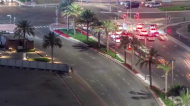 Şehir trafiğinin hava görüntüsü Dubai 'de bir kavşakta gece vakti. Yukarıdan yol kesişmesi, birçok arabanın otomobil trafiği, ulaşım hareketi
