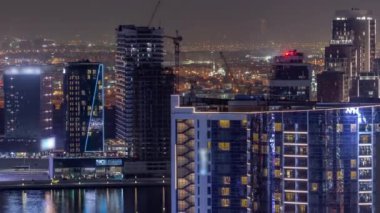 Business Bay Dubai, gökdelenleri ve su kanalı hava gece zaman ayarlı şantiyeleri aydınlattı. Karmaşık kullanım geliştirme ile konut ve ofis kuleleri aynı ayak izini paylaşıyor